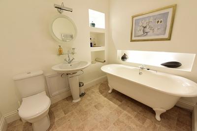 whitby apartment bathroom